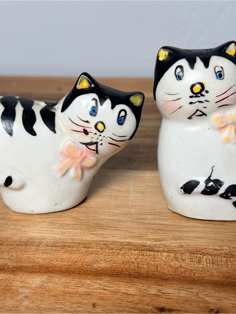 Vintage Hand painted Ceramic Cat Salt and Pepper Shakers - White and Black - Picture 2 of 10